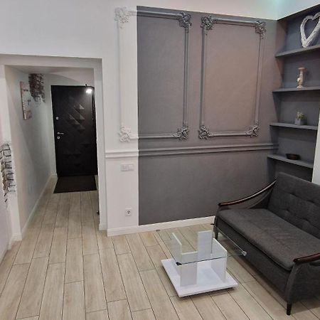 Чорно -Білий Люкс В Центрі Lviv Exterior foto